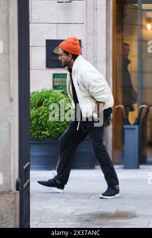 Mailand, Italien. April 2024. Mailand, Mailand, Berühmtheiten - Jonathan Bailey in Mailand. Im Bild: Schauspieler Jonathan Bailey verlässt sein Hotel und versteckt sich vor den Fotografen Credit: Independent Photo Agency/Alamy Live News Stockfoto