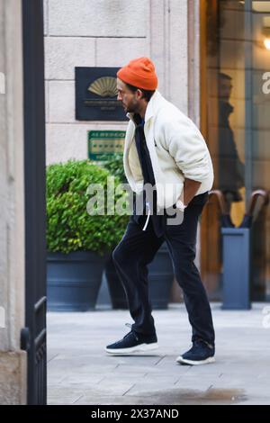 Mailand, Italien. April 2024. Mailand, Mailand, Berühmtheiten - Jonathan Bailey in Mailand. Im Bild: Schauspieler Jonathan Bailey verlässt sein Hotel und versteckt sich vor den Fotografen Credit: Independent Photo Agency/Alamy Live News Stockfoto