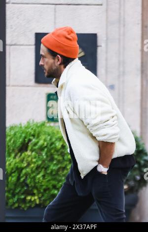 Mailand, Italien. April 2024. Mailand, Mailand, Berühmtheiten - Jonathan Bailey in Mailand. Im Bild: Schauspieler Jonathan Bailey verlässt sein Hotel und versteckt sich vor den Fotografen Credit: Independent Photo Agency/Alamy Live News Stockfoto