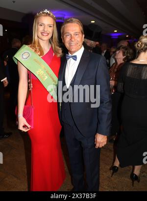 Hamburg Jette Bremer und Hinnerk Bamgarten Blauer Ball im Grand Elysee Hamburg *** Hamburg Jette Bremer und Hinnerk Bamgarten Blue Ball im Grand Elysee Hamburg Copyright: XEibner-Pressefotox EP SWA Stockfoto