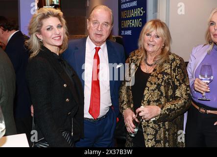 Hamburg v.L. Christine Deck,Enno Freiherr von Ruffin und Anne Moerchen 20 Jahre Stiftung Kinderjahre-Feier im Planetarium Hamburg Jubiläumsfeier im Hamburger Planetarium - Hannelore Lay begrüßt über 250 Ehrengäste eine der erfolgreichsten, caritativen Stiftungen in Hamburg, die Stiftung Kinderjahre, begeht in diesen Tagen ihr 20-jähriges Bestehen. Gefeiert wurde im Planetarium auf Einladung des neuen Direktors Dr. Björn Voss. An gleicher Stelle fand damals auch die festliche Stiftungstaufe statt. Unter den heutigen Ehrengästen: Die Generalkonsulin der Ukraine Dr. Iryna Tybinka Honorargeneralko Stockfoto