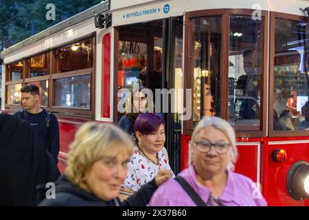 24. April 2024: Istanbul, Türkei, 24. April 2024: Die neue batteriebetriebene Straßenbahn fährt mit ihren Fahrgästen auf der Istiklal-Straße in Taksim, dem Touristenzentrum Istanbuls. T2 Taksim - Tunnel Nostalgic Tram in der Istiklal Street, die auf das Jahr 1914 zurückgeht, bereitet sich auf den Umzug in die Zukunft mit einem Elektrofahrzeug vor. (Kreditbild: © Tolga Ildun/ZUMA Press Wire) NUR REDAKTIONELLE VERWENDUNG! Nicht für kommerzielle ZWECKE! Stockfoto