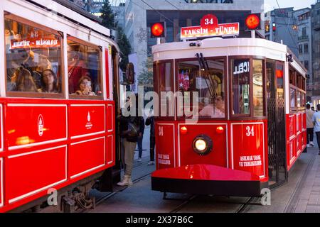 24. April 2024: Istanbul, Türkei, 24. April 2024: Die neue batteriebetriebene Straßenbahn fährt mit ihren Fahrgästen auf der Istiklal-Straße in Taksim, dem Touristenzentrum Istanbuls. T2 Taksim - Tunnel Nostalgic Tram in der Istiklal Street, die auf das Jahr 1914 zurückgeht, bereitet sich auf den Umzug in die Zukunft mit einem Elektrofahrzeug vor. (Kreditbild: © Tolga Ildun/ZUMA Press Wire) NUR REDAKTIONELLE VERWENDUNG! Nicht für kommerzielle ZWECKE! Stockfoto