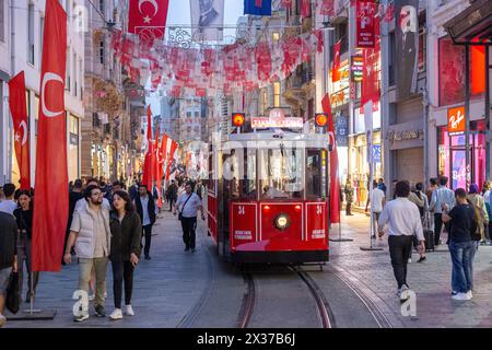 24. April 2024: Istanbul, Türkei, 24. April 2024: Die neue batteriebetriebene Straßenbahn fährt mit ihren Fahrgästen auf der Istiklal-Straße in Taksim, dem Touristenzentrum Istanbuls. T2 Taksim - Tunnel Nostalgic Tram in der Istiklal Street, die auf das Jahr 1914 zurückgeht, bereitet sich auf den Umzug in die Zukunft mit einem Elektrofahrzeug vor. (Kreditbild: © Tolga Ildun/ZUMA Press Wire) NUR REDAKTIONELLE VERWENDUNG! Nicht für kommerzielle ZWECKE! Stockfoto