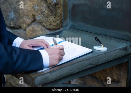 25 April - Cerimonia di Deposizione della corona di alloro alle Fosse Ardeatine da parte del Vice Presidente del Consiglio e Ministro degli Esteri Antonio Tajani. Nella foto Antonio Tajani durante la cerimonia alle Fosse Ardeatine - Roma, Italia - Giovedì 25. April 2024 (Foto Valentina Stefanelli/LaPresse) 25. April - Zeremonie der Verlegung des Lorbeerkranzes in der Fosse Ardeatine durch den Vizepräsidenten des Rates und Außenminister Antonio Tajani. Auf dem Foto Antonio Tajani während der Zeremonie in der Fosse Ardeatine - Rom, Italien - Donnerstag, 25. April 2024 (Foto Valentina Ste Stockfoto