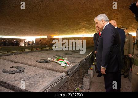 25 April - Cerimonia di Deposizione della corona di alloro alle Fosse Ardeatine da parte del Vice Presidente del Consiglio e Ministro degli Esteri Antonio Tajani. Nella foto Antonio Tajani durante la cerimonia alle Fosse Ardeatine - Roma, Italia - Giovedì 25. April 2024 (Foto Valentina Stefanelli/LaPresse) 25. April - Zeremonie der Verlegung des Lorbeerkranzes in der Fosse Ardeatine durch den Vizepräsidenten des Rates und Außenminister Antonio Tajani. Auf dem Foto Antonio Tajani während der Zeremonie in der Fosse Ardeatine - Rom, Italien - Donnerstag, 25. April 2024 (Foto Valentina Ste Stockfoto