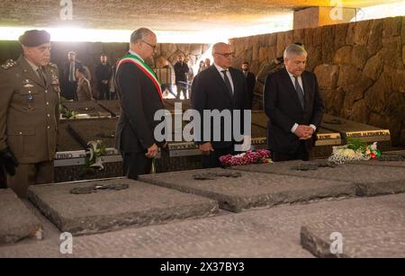 25 April - Cerimonia di Deposizione della corona di alloro alle Fosse Ardeatine da parte del Vice Presidente del Consiglio e Ministro degli Esteri Antonio Tajani. Nella foto Antonio Tajani e il Sindaco Roberto Gualtieri durante la cerimonia alle Fosse Ardeatine - Roma, Italia - Giovedì 25 April 2024 (Foto Valentina Stefanelli/LaPresse) 25. April: Zeremonie der Verlegung des Lorbeerkranzes in der Fosse Ardeatine durch den Vizepräsidenten des Rates und Außenminister Antonio Tajani. Auf dem Foto Antonio Tajani und Major Roberto Gualtieri während der Zeremonie in der Fosse Ardeatine Stockfoto