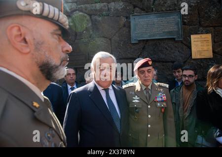 25 April - Cerimonia di Deposizione della corona di alloro alle Fosse Ardeatine da parte del Vice Presidente del Consiglio e Ministro degli Esteri Antonio Tajani. Nella foto Antonio Tajani durante la cerimonia alle Fosse Ardeatine - Roma, Italia - Giovedì 25. April 2024 (Foto Valentina Stefanelli/LaPresse) 25. April - Zeremonie der Verlegung des Lorbeerkranzes in der Fosse Ardeatine durch den Vizepräsidenten des Rates und Außenminister Antonio Tajani. Auf dem Foto Antonio Tajani während der Zeremonie in der Fosse Ardeatine - Rom, Italien - Donnerstag, 25. April 2024 (Foto Valentina Ste Stockfoto