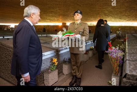 25 April - Cerimonia di Deposizione della corona di alloro alle Fosse Ardeatine da parte del Vice Presidente del Consiglio e Ministro degli Esteri Antonio Tajani. Nella foto Antonio Tajani durante la cerimonia alle Fosse Ardeatine - Roma, Italia - Giovedì 25. April 2024 (Foto Valentina Stefanelli/LaPresse) 25. April - Zeremonie der Verlegung des Lorbeerkranzes in der Fosse Ardeatine durch den Vizepräsidenten des Rates und Außenminister Antonio Tajani. Auf dem Foto Antonio Tajani während der Zeremonie in der Fosse Ardeatine - Rom, Italien - Donnerstag, 25. April 2024 (Foto Valentina Ste Stockfoto