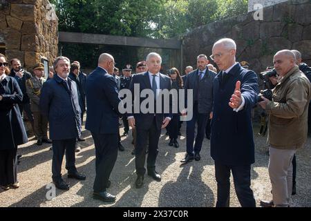 25 April - Cerimonia di Deposizione della corona di alloro alle Fosse Ardeatine da parte del Vice Presidente del Consiglio e Ministro degli Esteri Antonio Tajani. Nella foto Antonio Tajani arriva alle Fosse Ardeatine - Roma, Italia - Giovedì 25. April 2024 (Foto Valentina Stefanelli/LaPresse) 25. April - Zeremonie der Verlegung des Lorbeerkranzes in der Fosse Ardeatine durch den Vizepräsidenten des Rates und Außenminister Antonio Tajani. Auf dem Foto Antonio Tajani während der Zeremonie in der Fosse Ardeatine - Rom, Italien - Donnerstag, 25. April 2024 (Foto Valentina Stefanelli/LaPr Stockfoto