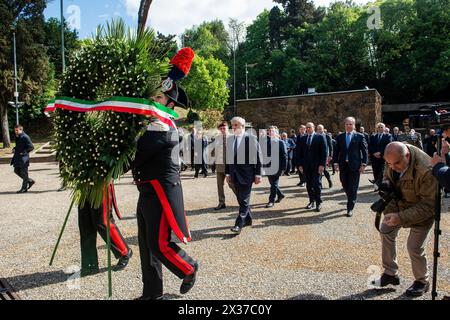 25 April - Cerimonia di Deposizione della corona di alloro alle Fosse Ardeatine da parte del Vice Presidente del Consiglio e Ministro degli Esteri Antonio Tajani. Nella foto Antonio Tajani durante la cerimonia alle Fosse Ardeatine - Roma, Italia - Giovedì 25. April 2024 (Foto Valentina Stefanelli/LaPresse) 25. April - Zeremonie der Verlegung des Lorbeerkranzes in der Fosse Ardeatine durch den Vizepräsidenten des Rates und Außenminister Antonio Tajani. Auf dem Foto Antonio Tajani während der Zeremonie in der Fosse Ardeatine - Rom, Italien - Donnerstag, 25. April 2024 (Foto Valentina Ste Stockfoto