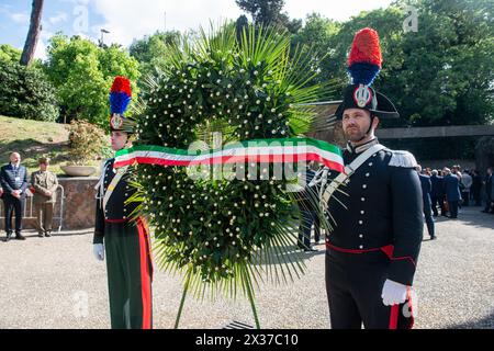 25 April - Cerimonia di Deposizione della corona di alloro alle Fosse Ardeatine da parte del Vice Presidente del Consiglio e Ministro degli Esteri Antonio Tajani. Nella foto Antonio Tajani durante la cerimonia alle Fosse Ardeatine - Roma, Italia - Giovedì 25. April 2024 (Foto Valentina Stefanelli/LaPresse) 25. April - Zeremonie der Verlegung des Lorbeerkranzes in der Fosse Ardeatine durch den Vizepräsidenten des Rates und Außenminister Antonio Tajani. Auf dem Foto Antonio Tajani während der Zeremonie in der Fosse Ardeatine - Rom, Italien - Donnerstag, 25. April 2024 (Foto Valentina Ste Stockfoto