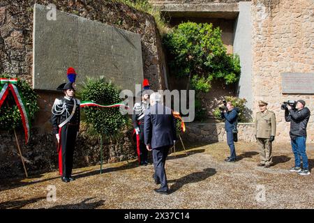 25 April - Cerimonia di Deposizione della corona di alloro alle Fosse Ardeatine da parte del Vice Presidente del Consiglio e Ministro degli Esteri Antonio Tajani. Nella foto Antonio Tajani durante la cerimonia alle Fosse Ardeatine - Roma, Italia - Giovedì 25. April 2024 (Foto Valentina Stefanelli/LaPresse) 25. April - Zeremonie der Verlegung des Lorbeerkranzes in der Fosse Ardeatine durch den Vizepräsidenten des Rates und Außenminister Antonio Tajani. Auf dem Foto Antonio Tajani während der Zeremonie in der Fosse Ardeatine - Rom, Italien - Donnerstag, 25. April 2024 (Foto Valentina Ste Stockfoto