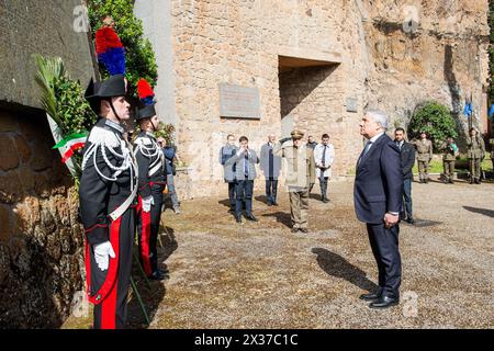 25 April - Cerimonia di Deposizione della corona di alloro alle Fosse Ardeatine da parte del Vice Presidente del Consiglio e Ministro degli Esteri Antonio Tajani. Nella foto Antonio Tajani durante la cerimonia alle Fosse Ardeatine - Roma, Italia - Giovedì 25. April 2024 (Foto Valentina Stefanelli/LaPresse) 25. April - Zeremonie der Verlegung des Lorbeerkranzes in der Fosse Ardeatine durch den Vizepräsidenten des Rates und Außenminister Antonio Tajani. Auf dem Foto Antonio Tajani während der Zeremonie in der Fosse Ardeatine - Rom, Italien - Donnerstag, 25. April 2024 (Foto Valentina Ste Stockfoto