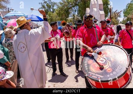 Musiker treten während Einer Straßenprozession im La Fiesta de la Virgen de la Candelaria, San Pedro de Atacama, Region Antofagasta, Chile auf. Stockfoto