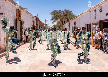 Eine Gruppe männlicher Tänzer nimmt an Einer Straßenprozession während der La Fiesta de la Virgen de la Candelaria in San Pedro de Atacama, Chile Teil. Stockfoto