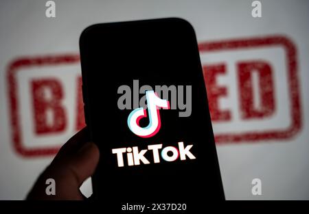 In dieser Fotoabbildung wird das Logo von TikTok auf dem Handy-Bildschirm neben dem Verbotsschild in Guwahati, Indien, angezeigt. April 2024. US-Präsident Joe Biden unterschreibt ein Gesetz, das TikTok in chinesischem Besitz verbietet, es sei denn, es wird an US-Unternehmen verkauft. Quelle: David Talukdar/Alamy Live News Stockfoto