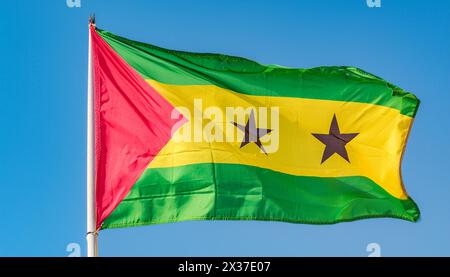 Die Fahne von Demokratische Republik Sao Tome, Afrika, flattert im Wind, isoliert gegen blauer Himmel Stockfoto