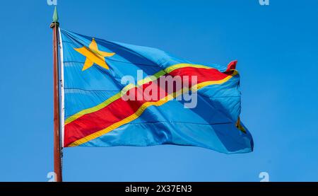 Die Fahne von Demokratische Republik Kongo flattert im Wind, isoliert gegen blauer Himmel Stockfoto