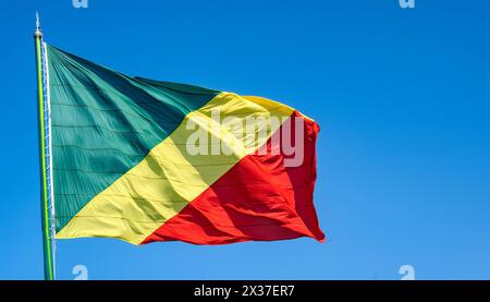 Die Fahne von Kongo flattert im Wind, isoliert gegen blauer Himmel Stockfoto