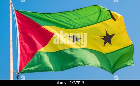 Die Fahne von Demokratische Republik Sao Tome, Afrika, flattert im Wind, isoliert gegen blauer Himmel Stockfoto