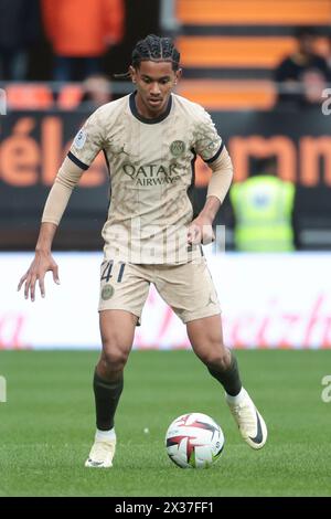 Lorient, Frankreich. April 2024. Senny Mayulu von PSG während des Fußballspiels der französischen Meisterschaft Ligue 1 zwischen dem FC Lorient und Paris Saint-Germain (PSG) am 24. April 2024 im Stade du Moustoir in Lorient, Frankreich - Foto Jean Catuffe/DPPI Credit: DPPI Media/Alamy Live News Stockfoto