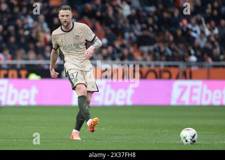 Lorient, Frankreich. April 2024. Milan Skriniar von PSG während des französischen Meisterschaftsspiels der Ligue 1 zwischen dem FC Lorient und Paris Saint-Germain (PSG) am 24. April 2024 im Stade du Moustoir in Lorient, Frankreich - Foto Jean Catuffe/DPPI Credit: DPPI Media/Alamy Live News Stockfoto