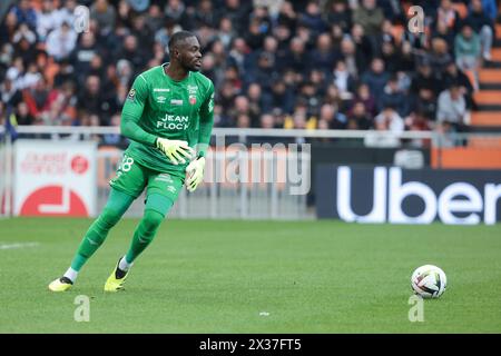 Lorient, Frankreich. April 2024. Lorient Torhüter Yvon Mvogo während des Fußballspiels der französischen Meisterschaft Ligue 1 zwischen dem FC Lorient und Paris Saint-Germain (PSG) am 24. April 2024 im Stade du Moustoir in Lorient, Frankreich - Foto Jean Catuffe/DPPI Credit: DPPI Media/Alamy Live News Stockfoto