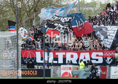 Lorient, Frankreich. April 2024. Anhänger der PSG während des französischen Meisterschaftsspiels der Ligue 1 zwischen dem FC Lorient und Paris Saint-Germain (PSG) am 24. April 2024 im Stade du Moustoir in Lorient, Frankreich - Foto Jean Catuffe/DPPI Credit: DPPI Media/Alamy Live News Stockfoto