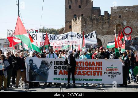 Festa nazionale della liberazione, contestazione delle Bandiere israeliane portate dalla brigata ebraica da parte delle comunit&#xe0; Palestinesi in Italia e di attivisti pro Palestina - Cronaca - Roma, Italia - Gioved&#xec; 25. April 2024 (Foto Cecilia Fabiano/LaPresse) nationaler Befreiungstag, Protest der israelischen Fahnen, die von palästinensischen Gemeinden in Italien und pro-palästinensischen Aktivisten getragen werden, Nachrichten - Rom, Italien - Donnerstag, 25. April 2024 (Foto Cecilia Fabiano/LaPresse) Festa nazionale della liberazione, contestazione delle Bandiere israeliane Portate Stockfoto