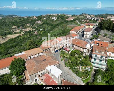 Ogliastro Cilento im Parco Nazionale del Cilento e Vallo di Diano: Atemberaubender Blick aus der Vogelperspektive auf das charmante Dorf Stockfoto