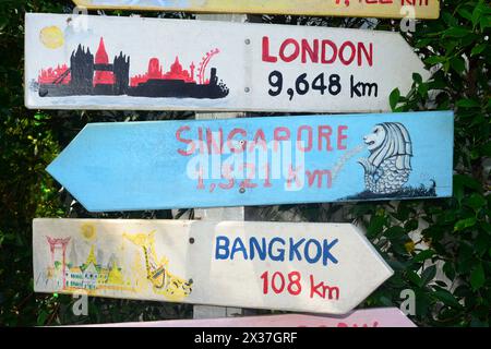 Wegweiser nach london, singapur, bangkok in pattaya thailand Stockfoto