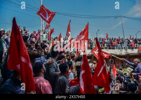 Srinagar, Indien. April 2024. Anhänger der Nationalen Konferenz von Jammu und Kaschmir nehmen als Parteikandidat Ruhullah Mehdi an einer Wahlkundgebung Teil und reichen seine Nominierungspapiere für den Wahlkreis Srinagar vor der zweiten Wahlphase der indischen Parlamentswahlen in Srinagar ein. Quelle: SOPA Images Limited/Alamy Live News Stockfoto