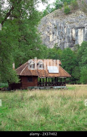 Hölzerne Lodge mit Veranda entlang des Fußweges zur Quelle des Flusses Gradac, Serbien Stockfoto