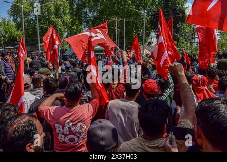 Srinagar, Indien. April 2024. Anhänger der Nationalen Konferenz von Jammu und Kaschmir nehmen als Parteikandidat Ruhullah Mehdi an einer Wahlkundgebung Teil und reichen seine Nominierungspapiere für den Wahlkreis Srinagar vor der zweiten Wahlphase der indischen Parlamentswahlen in Srinagar ein. Quelle: SOPA Images Limited/Alamy Live News Stockfoto