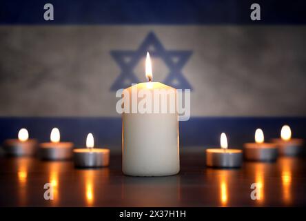 24. April 2024: Kerzen vor einer Isrealflagge verbrennen. Symbolisches Foto der Trauer um die gefallenen Soldaten und Zivilisten im Nahost-Krieg und -Konflikt. FOTOMONTAGE *** Brennende Kerzen vor einer Isreal Flagge. Symbolfoto Trauer um die gefallenen Soldaten und Zivilisten im Nahost Krieg bzw. Nahostkonflikt. FOTOMONTAGE Stockfoto