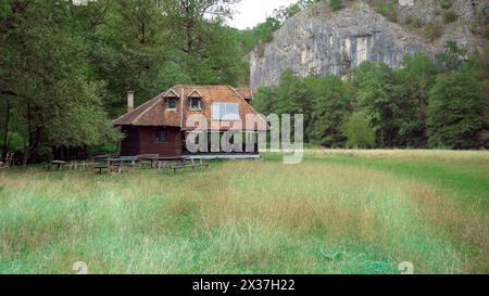 Hölzerne Lodge mit Veranda entlang des Fußweges zur Quelle des Flusses Gradac, Serbien Stockfoto