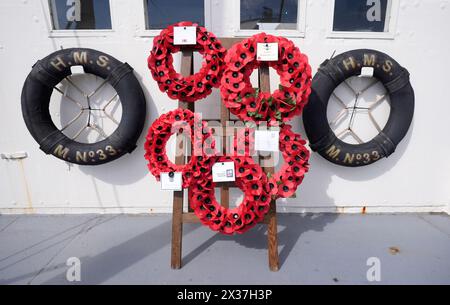 Eine Ansicht der Kränze an Bord der HMS M.33 nach dem Gedenkgottesdienst am Anzac Day auf dem einzigen überlebenden Schiff der Gallipoli-Kampagne im National Museum of the Royal Navy in Portsmouth Historic Dockyard. Bilddatum: Donnerstag, 25. April 2024. Stockfoto