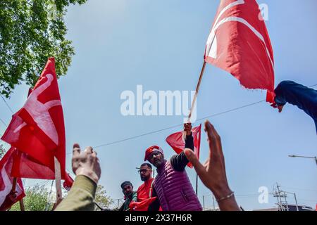 Srinagar, Indien. April 2024. Ein Unterstützer der Nationalkonferenz von Jammu und Kaschmir hält während einer Wahlkundgebung vor der zweiten Phase der Wahl der indischen Parlamentswahlen in Srinagar eine Parteiflagge. (Foto: Saqib Majeed/SOPA Images/SIPA USA) Credit: SIPA USA/Alamy Live News Stockfoto