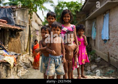 Sundarbans, Indien - 20. Oktober 2023: Gruppenporträt glücklich lächelnder indischer Kinder aus einem kleinen Dorf im ländlichen Indien, das in der Kamera schaut. Konzept von Stockfoto