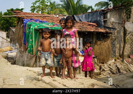 Sundarbans, Indien - 20. Oktober 2023: Gruppenporträt glücklich lächelnder indischer Kinder aus einem kleinen Dorf im ländlichen Indien, das in der Kamera schaut. Konzept von Stockfoto