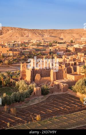 Frühmorgendliches Licht auf Ait Ben-Haddou (auch als Ait Benhaddou transkribiert). AIT Ben-Haddou ist ein sogenanntes Ksar (befestigtes Dorf) im Südosten Stockfoto