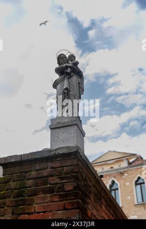 Venedig, Italien, 2024.03.31: Madonna und Kind Statue in Venedig, Italien Stockfoto