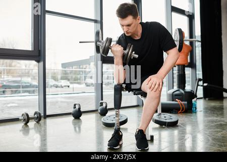 Ein entschlossener Mann mit einer Beinprothese führt eine Hocke aus, während er eine Hantel in einem Fitnessstudio hält. Stockfoto