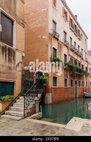 Venedig, Italien, 03.30.2024: Treppen, die über eine kleine Kanalbrücke in Venedig führen Stockfoto