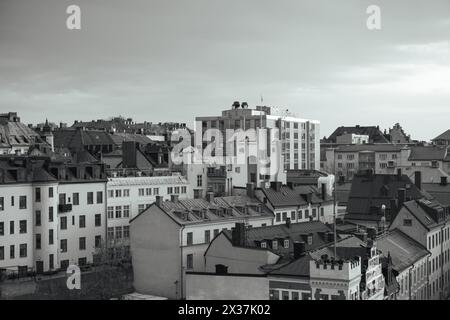 Malerischer Blick über eine Stadt in Schwarz-weiß Stockfoto