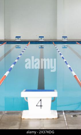 Schwimmbahnen erwarten die Teilnehmer in einem Hallenbad, Kopierraum Stockfoto
