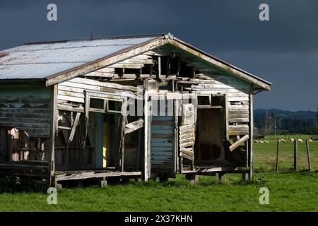 Verlassenes Holzhaus in der Nähe von Taumaranui, Nordinsel, Neuseeland Stockfoto