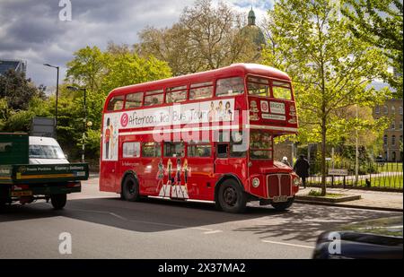 Ein traditioneller roter Routemaster Doppeldeckerbus RM1735, der für Nachmittagstee-Touren durch London, Großbritannien, umfunktioniert wurde, fährt am Imperial war Museum (IWM) vorbei. Stockfoto