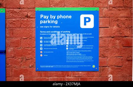 Ein blaues und grünes Schild mit der Kennzeichnung „per Telefon bezahlen“ für Parkmöglichkeiten, London, Großbritannien. Stockfoto